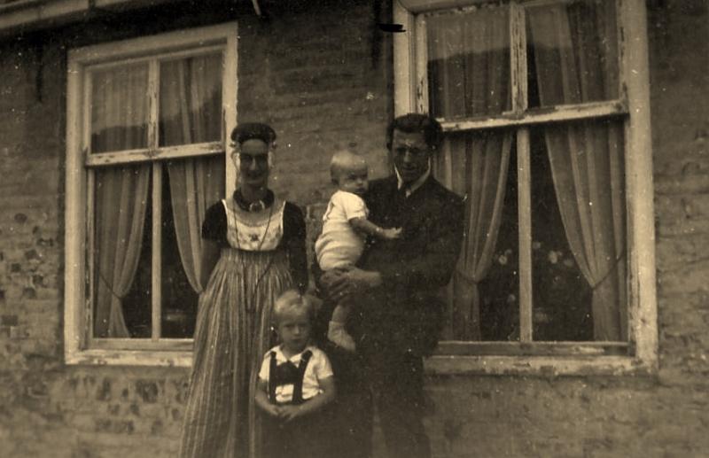 Personalia-Ritthem-864.JPG - Nee Koppejan en Chris Schout met Piet en Han voor hun woning in de Dorpstraat