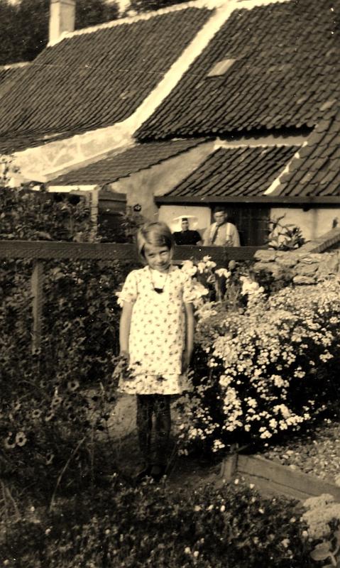 Personalia-Ritthem-866.jpg - Stien de Visser met op achtergrond  Rika en Piet Machielse achter hun woning nu Dorpstraat 36