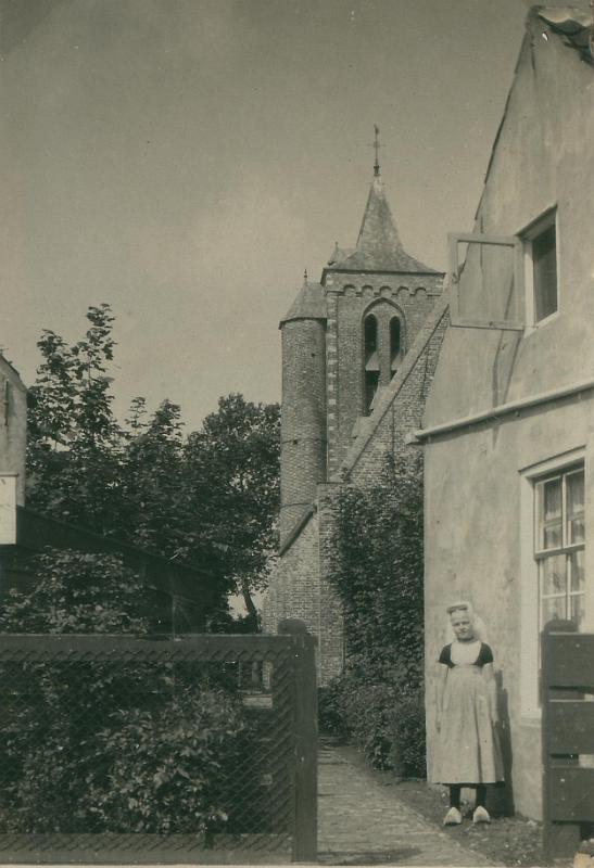 Personalia-Ritthem-902.JPG - Dina Machielse op ingang kerkepad