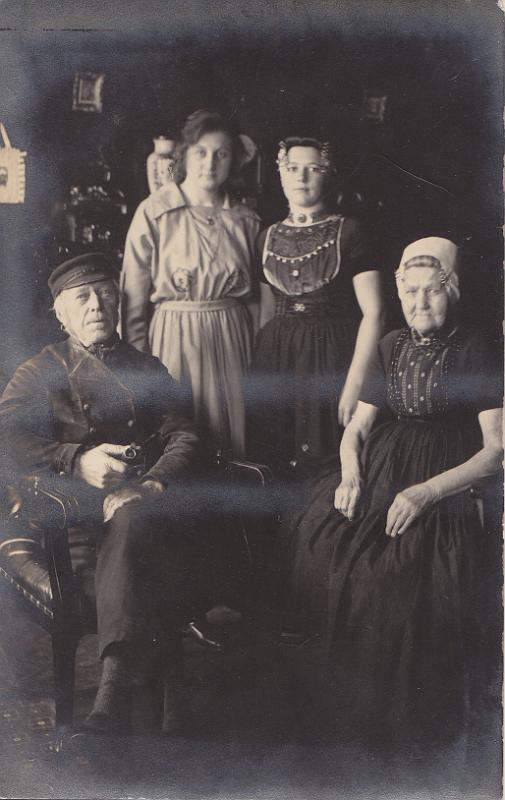 Personalia-Ritthem-939.tif - nov 1923 Fina Sturm Martina Bogaard met grootouders Koppejan