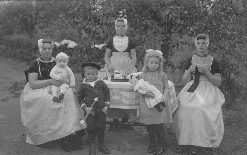 Personalia-Ritthem-1008.jpg - Moeder Ovaa met Wim Izak en Mina en de dienstboden Dina Machielse en Nee Goedhart