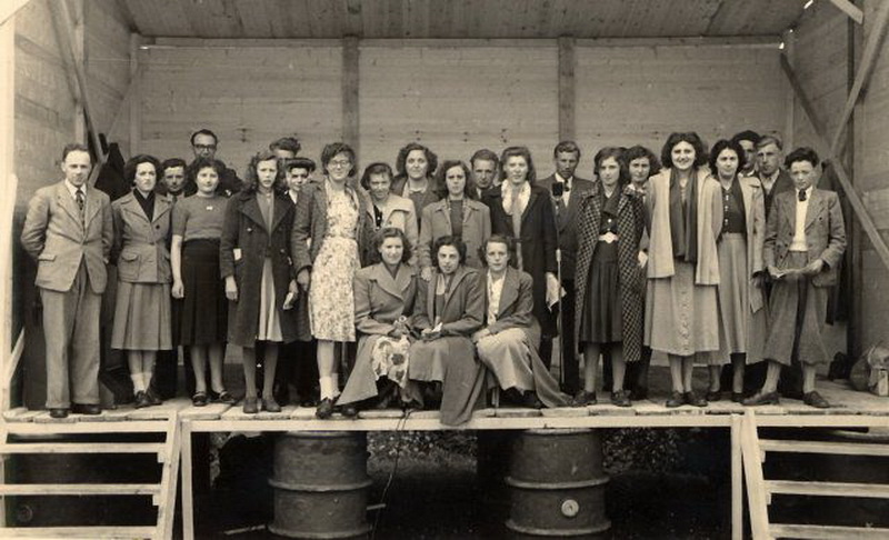 Personalia-Ritthem-1122.jpg - M.A.van Strien Saartje Poelman Jan Cevaal Jan de Meij Tine Cevaal p.d. Tine Cevaal i.d. Jan Cevaal Lijntje  Meijer Lien de Meij Stien de Visser Corrie van de Broeke Dina de Bart Wim Ovaa Jannie Ovaa Bram Cevaal Jo Cevaal Katrien Barentsen Suus Koppejan Nel de Visser Kees Cevaal Kees Koppejan Bram Cevaalvoor;Jo Goedhart Adrie Roelse Matty v.d.Putte.