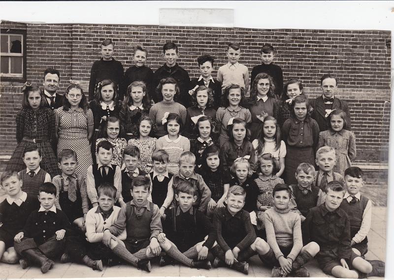 Personalia-Ritthem-1145.jpg - Klas 1-7 in 1948 Bov. Rij. Lauw Riemens-Gabie Cornelis-Ko Lijnse-Bram Cevaal-Sjaak Lijnse-Lein v.Keulen Rij 2 ;Laurien Cevaal-Meester H.C.A.Varel-Mien Polderman-Jo Cevaal-Koos Goedhart-Koos Tavenier Tine Cevaal-Mattie v d Putte-Lien de Meij-Jo Breel Meester M.A.van Strien.  Rij 3; Bep Riemens-Betsy van Strien-Ineke Varel-Adrie v d Putte-Joke hondebrink-Maatje Tavenier-Lena Pouwer-Mien Koppejan. Rij 4; Piet Roelse-Lauw Machielse-Jan Oste-Ko Tavenier-Bram Goedhart-Wim Cevaal-Corrie Goedhart-Nel Schout-Joost Cevaal-Joop Machielse. Rij 5; Lein Pouwer-Henk Cevaal-Jopie Cevaal-Ko Tavenier-Bram Breel-Gillis van Keulen-Jan van Keulen-Bram Goedhart-Wim de Meij. 
