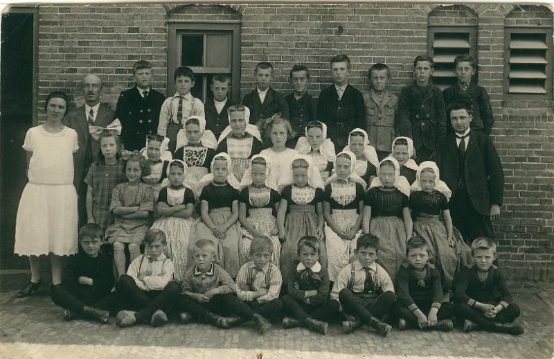 Personalia-Ritthem-1146.JPG - Bov. rij-Meester B.j.de Meij-Joost v.d.Putte-Piet Roelse-Piet Barentsen-Jaap Poelman-Willem Tange-Ko Poelman-Jan de Meij-Izak Lijnse-Lein Tange-Dingenis Boone.  Rij 2 ; jufr.Verschelling-Cato Vergouwen-Pietje Machielse-Laurien Verhage-Aaltje Boone-Leintje Lijnse-Dina Oste-Dina Dorlein-Marie Dorlein-Meester Varel  Rij 3; Maatje de Visser-Dina Machielse-Paulien Schout-Dina de Visser-Mina Cevaal-Maatje Ovaa-Jans de Groot-Grietje de Visser-Kee Koppejan.  Rij 4; Rinus v.d.Linde-Izak Ovaa-Kees de Visser-Adr.Goedhart-Ko Vergouwen-Krijn-Schout-Ko Schout-Adr.Tange.