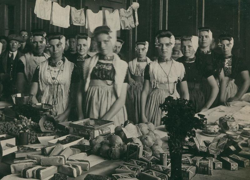 Personalia-Ritthem-1148.JPG - Bazar t.b.v. rest. kerk in 1927Vr. in klederdracht zijn;Grietje Hoogesteger-Leintje Louwerse-Betje Marijs-Koos Lijnse-Marie BarentsenFrancien de pagter-Barbara Schout-Dina Machielse-Marie Koppejan-Jane marijs. 