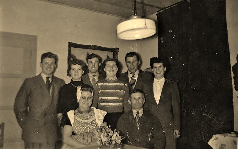 Personalia-Ritthem-1756.jpg - Bram Goedhart-Corrie Geuze-Nout Goedhart-Jo Goedhart-Bram Cevaal-Koos Goedhart ond.Francien de Pagter en Jan Goedhart