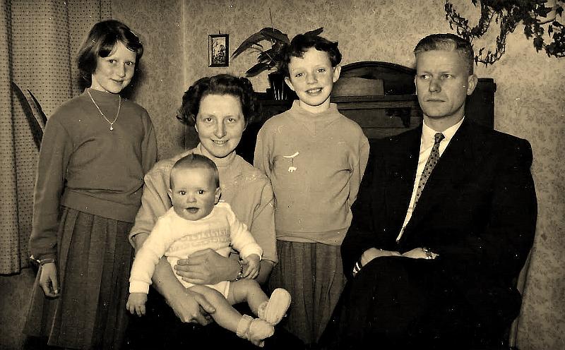 Personalia-Ritthem-1758.jpg - Ds en mevr Van t'HoF met Paulien-Stieneke en Sjaak