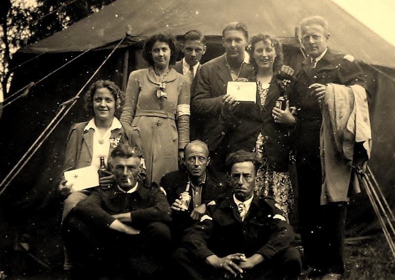 Personalia-Ritthem-1776.jpg - Corrie v.d.Broeke-Nel de Visser-Anton Varel-Piet v.d.Broeke-Koos Louwerse=Piet Jobse-Bart Reyerse onbek. Bram Goedhart