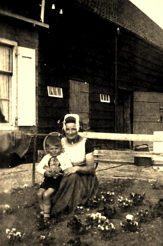 Personalia-Ritthem-1794.JPG - vrouw van Willem Ovaa Suzan Joziasse  met Jan de Pagter achter boerderij