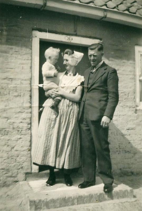 Personalia-Ritthem-241.JPG - chris en nee schout koppejan met piet voor dorpstraat 36