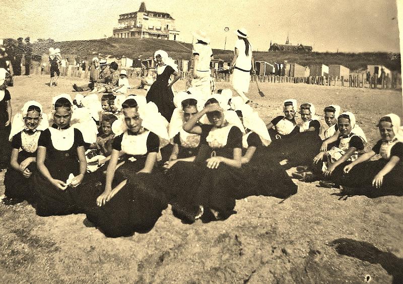 Personalia-Ritthem-1904.JPG - Dorlein-Antje Breel-Saar Hoebeke-Marie Schout-Lijntje Lijnse-Mina v.d.Linde Dina Oste-Pie Back-Anna v.d.Linde-Marie Dorlein-Dina Machielse bov.Katr.v Keulen-Suus de Meij-Pietje d