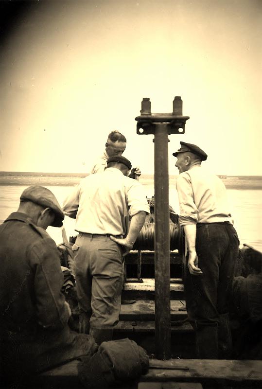 Personalia-Ritthem-1952.jpg - De peilboot op het punt van uitvaren met Bartelson Cees Knuyt Gilles Dellebeke Willem Cevaal