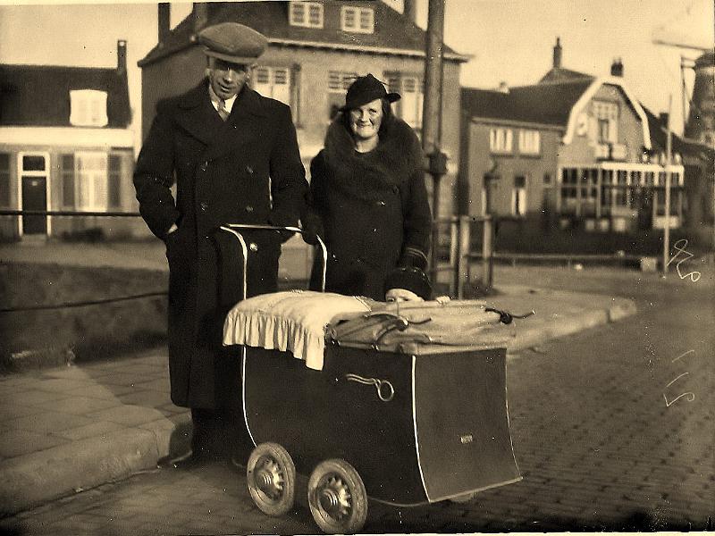 Personalia-Ritthem-1953.jpg - Jas v.d.Velde en Pietje v.d.Velde-Minderhoud met zoon Ko in de kinderwagen in de kanaalstraat in Souburg