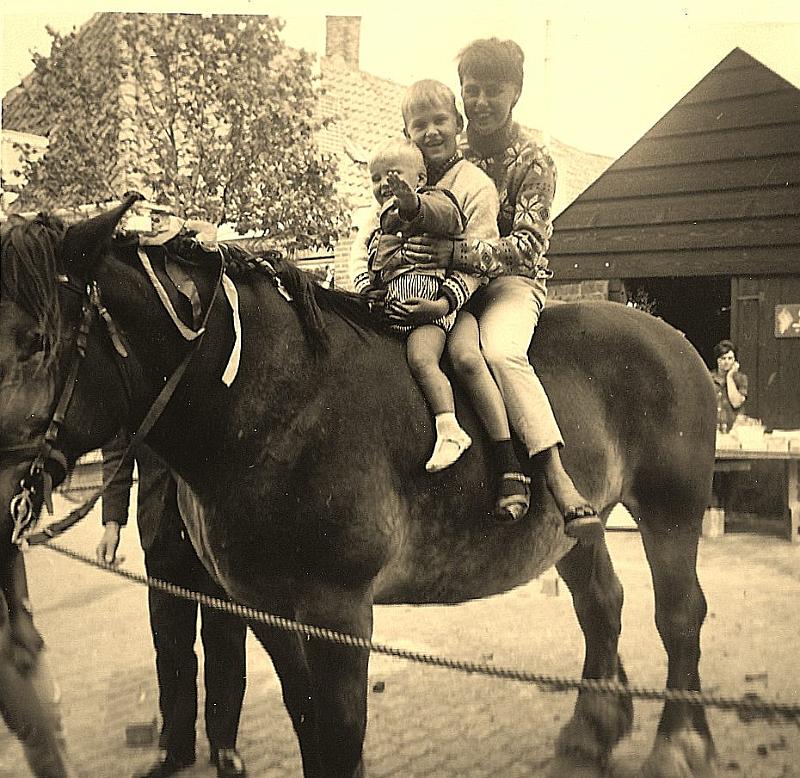 Personalia-Ritthem-2283.jpg - Leo-Wim-en Lena Wondergem op achtergrond kolenschuur van Ko Koppejan