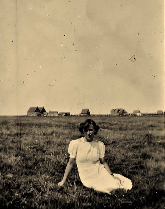 Personalia-Ritthem-2291.jpg - Laura Cevaal met op achtergrond de Zandweg nog geen boom of struik te zien ongeveer 1948