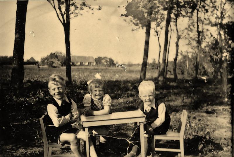 Personalia-Ritthem-2295.jpg - Henk-Matty en Kees v d Putte en op achtergrond boerderij fam meijer