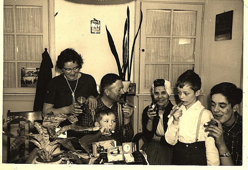 Personalia-Ritthem-2336.jpg - Ko Oste Tine Oste-Joziasse met Oma P Oste en Hans Kees En Jan Oste