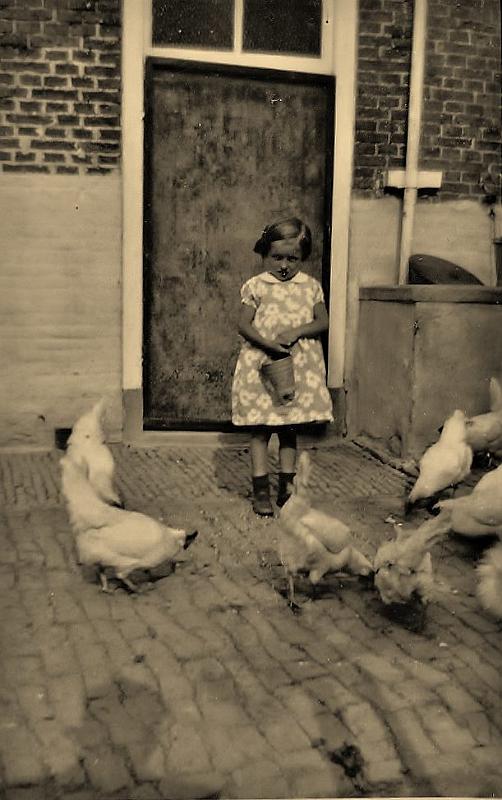 Personalia-Ritthem-2357.jpg - Laurien Cevaal voor oude boerderij in de Rammekensweg