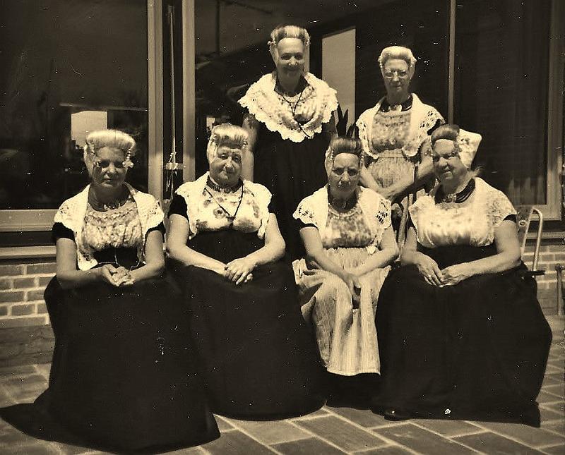 Personalia-Ritthem-2359.jpg - Marie Cevaal-Barentsen Francien Breel-de Pagter Suus Meijer Suus Dellebeke-Meijer Wanne Cevaal-Breel Leintje Flipse-Vogel